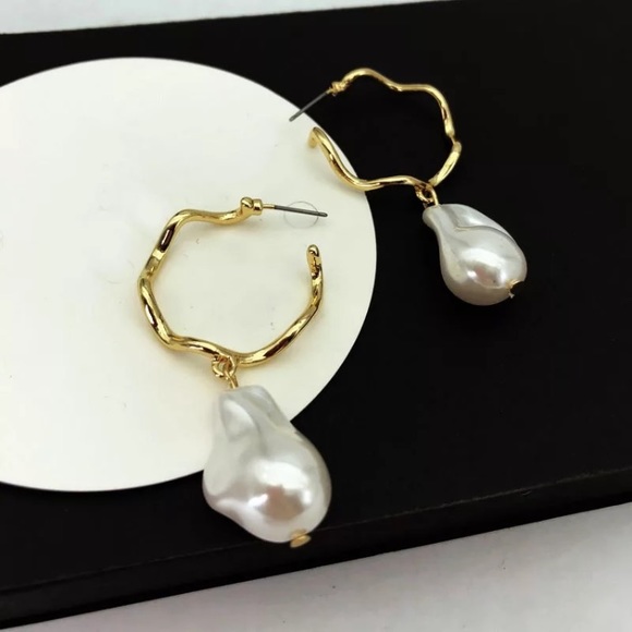🌟 Big Gold Hoop Pearl Earrings - Picture 2 of 5
